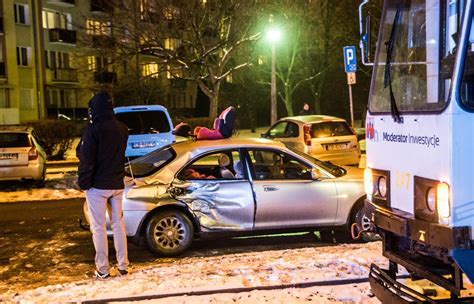 Wypadek W Bydgoszczy Mazda Uderzy A W Tramwaj Ranne Zosta O Dziecko