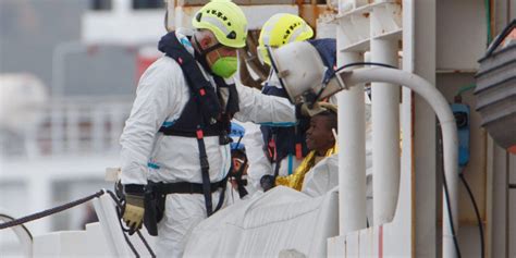 Sbarcati Dalla Sea Eye Gli Oltre Migranti Giunti A Reggio