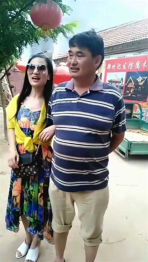 美女跟大衣哥合影，大衣哥穿一身潮牌站在一起很般配，大衣嫂真的不生气？腾讯视频