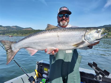 Astoria Oregon Fishing Guides - New Crab & Salmon Combo Trip