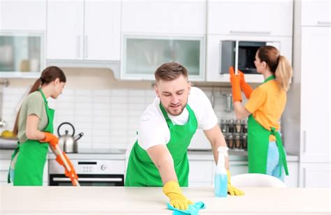 Equipo De Conserjes Profesionales En Cocina De Limpieza Uniforme Foto