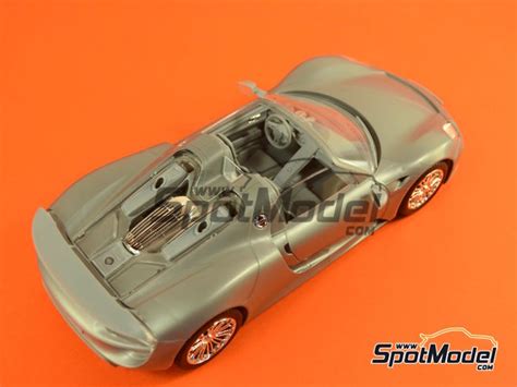 Porsche 918 Spyder Chez Revell