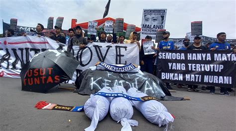 Aremania Demo Tuntut Keadilan Proses Hukum Tragedi Kanjuruhan Berita