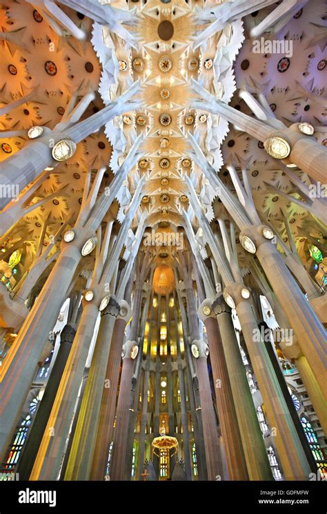 Im Inneren Der Sagrada Familia Das Meisterwerk Des Architekten Antoni