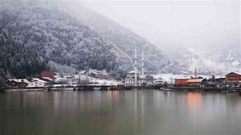 Uzungöle mevsimin ilk karı yağdı göl çevresi beyaz örtüyle kaplandı