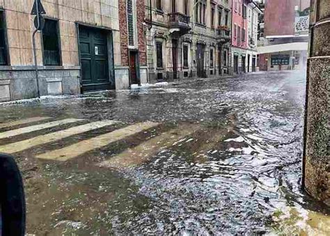 Nubifragio Su Milano Alberi Crollati E Metro Chiusa Springsteen A Rischio