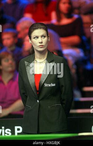 Snooker referee Michaela Tabb Stock Photo: 65923685 - Alamy