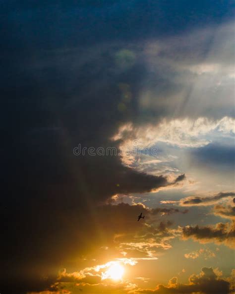 Raios De Sun E Nuvens De Tempestade Imagem De Stock Imagem De Sunset