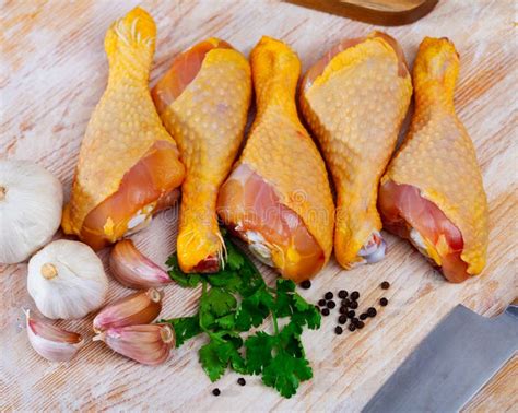 Patas De Pollo Crudas En La Tabla De Corte Y El Plato Foto De Archivo