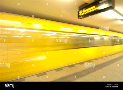 Gelben U Bahn Zug Am Bahnhof Alexanderplatz In Ost Berlin