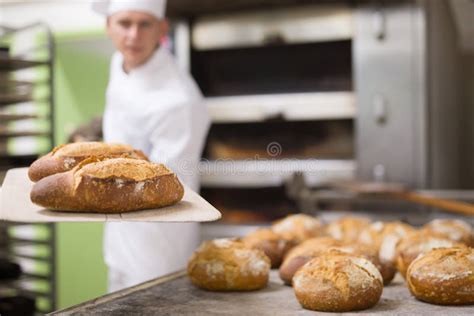 Bliche Arbeit Des B Ckers In Der B Ckerei Stockbild Bild Von Backen