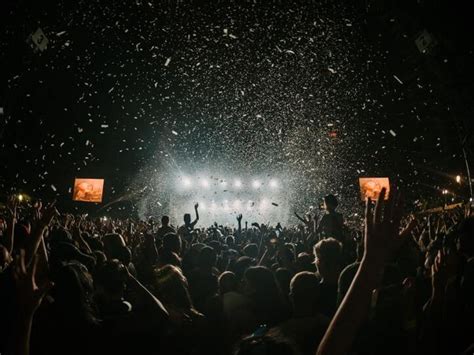 愛してやまない、君に携わる仕事に就くで。お笑いライブへの惚気 かがみよかがみ