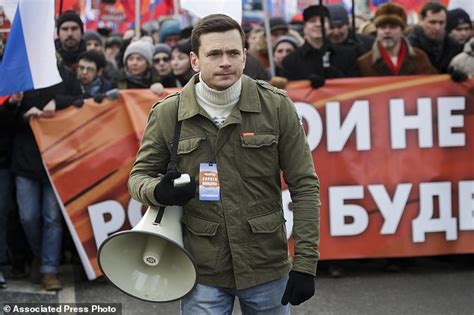 Russians March To Honour Slain Putin Critic Boris Nemtsov Daily Mail