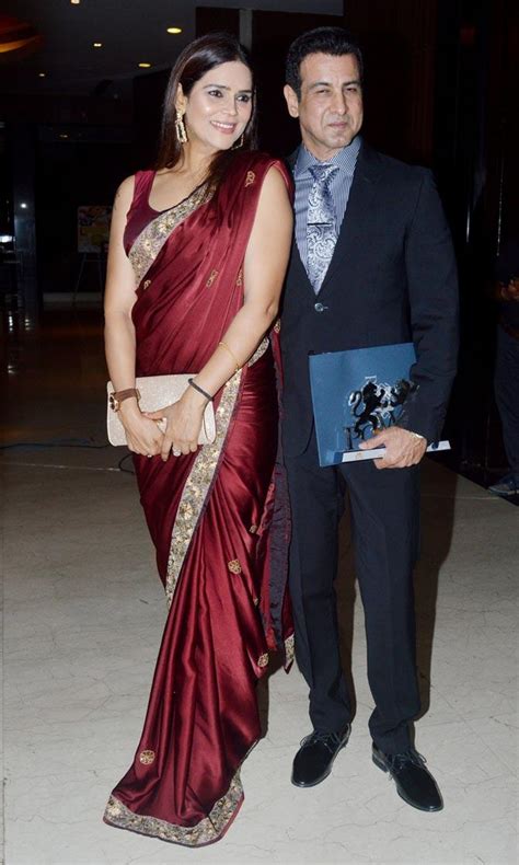 ronit roy  wife neelam   smiles  clicked   paparazzi