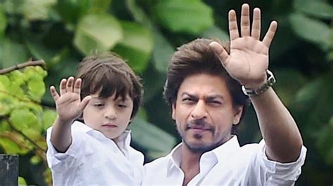 Shah Rukh Khan ने किया गणपति का स्वागत बेटे अबराम संग की पूजा Shah Rukh Khan And Abram