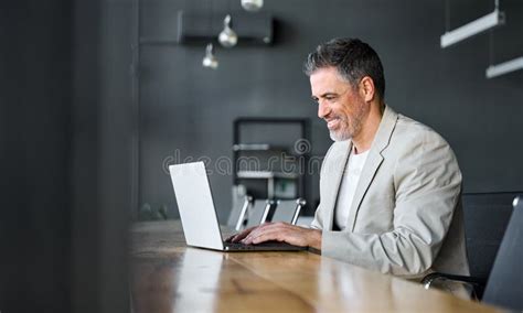 Feliz Empresario De Mediana Edad Ceo Con Traje Sentado En La Oficina