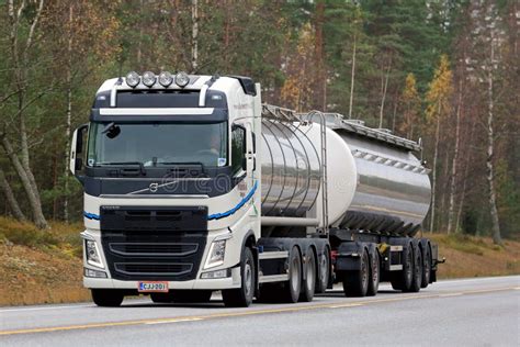 Camión Del Tanque Blanco De Volvo FH En El Camino Imagen editorial