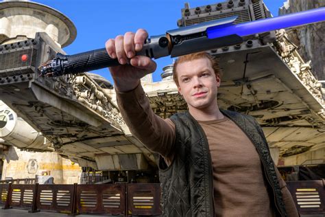 WookieeNews ObiWanKenobi on Twitter Cameron Monaghan empuñando su