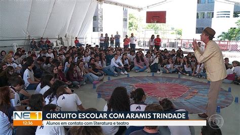 Ator Aramis Trindade apresenta espetáculo em escolas e universidades