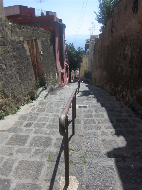 Trekking Urbano Le Rampe Del Petraio Dal Vomero A Chiaia Napoli