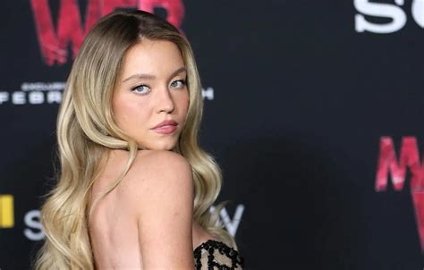 Sydney Sweeney Shows Off Curves In Black Bathing Suit Photos