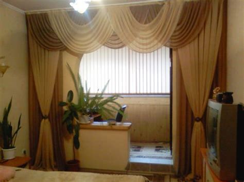 Современные шторы для зала с балконной дверью: фото идеи