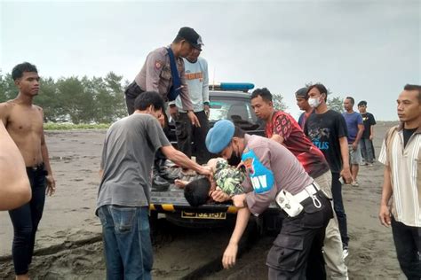 Dua Pelajar Smp Di Kebumen Terseret Ombak Saat Mandi Di Pantai Begini