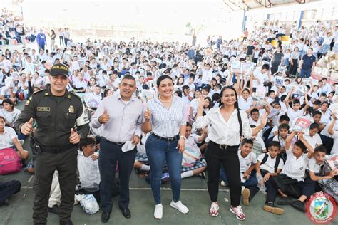 Entrega De Kits Escolares A Colegios