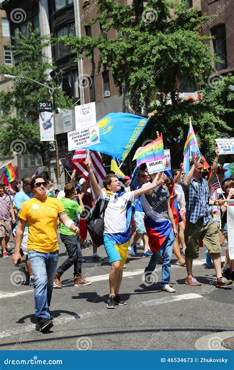 Participantes Americanos Russo Faladores De Lgbt Pride Parade Em Ny Foto De Stock Editorial