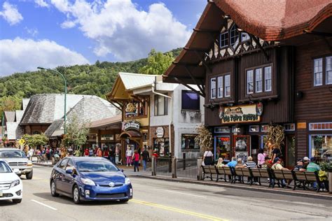 13 Best Gatlinburg Restaurants For Tourists To Try