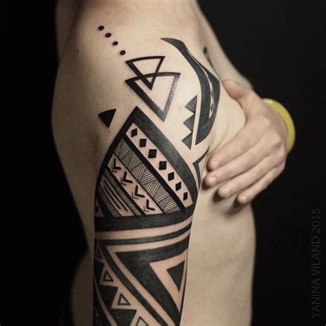 Neotribal tattoo covering arm and shoulder (In