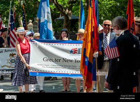 Los Manifestantes En El Desfile Anual Del Día De La Bandera En Nueva York De Regreso De Su