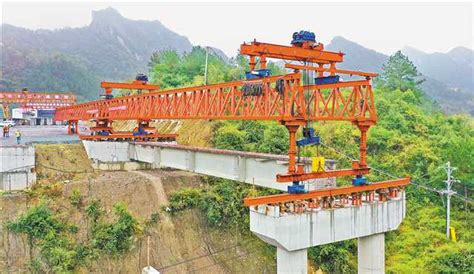 渝湘复线高速阿蓬江大桥建设顺利推进