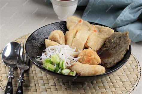 premium photo pempek palembang   fish cake  south sumatera