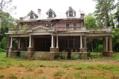 Explore These Dilapidated Dream Homes That Time Forgot