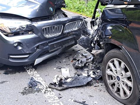 Kollision Im Gegenverkehr Autofahrer Kracht In Fahrzeug Auf Der L687