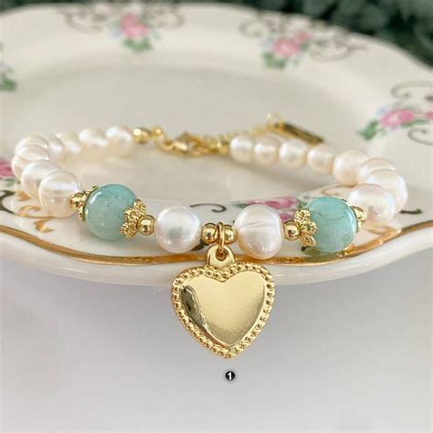 Pulsera con perlas cultivadas gold filled y dije de corazón por Vila