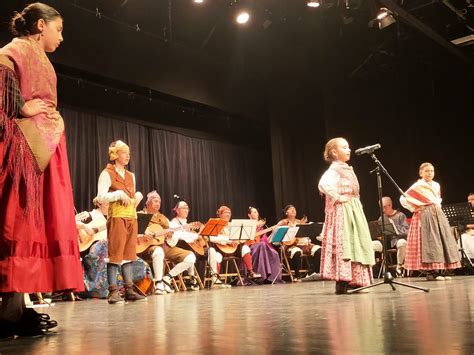 Agrupación Folklórica Santa Cecilia cantar y bailar la jota a cu