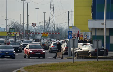 Ogromne gužve u jednom od rijetkih trgovačkih centara koji danas radi