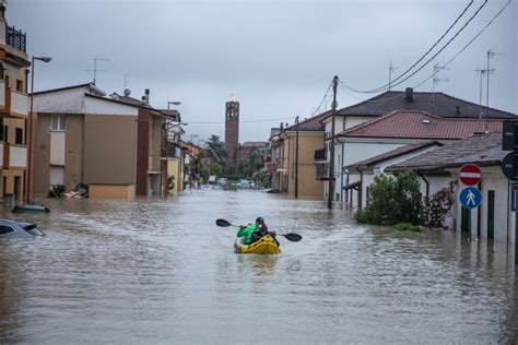 Al Menos 5 Muertos 5 000 Evacuados En Inundaciones En Italia