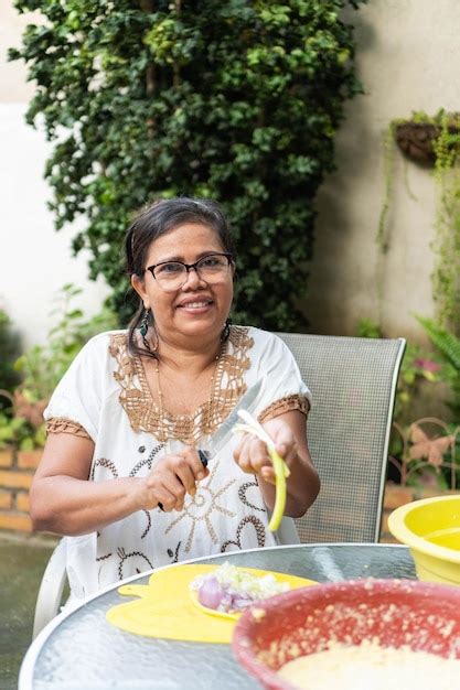 Retrato De Uma Idosa Cortando Legumes Para Preparar O Jantar Foto Premium