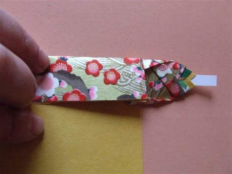 Una muñeca japonesa con papel washi o chiyogami