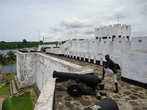 Zdjęcia Dixcove Western Region Fort Metal Cross 2 Ghana