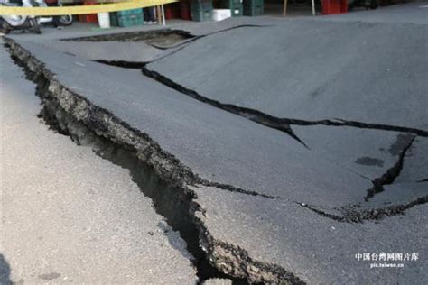 高雄街頭路面塌陷 現方圓10米大坑 每日頭條