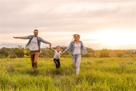 Glückliche Familie Mutter Vater Und Kind Tochter Auf Natur Auf