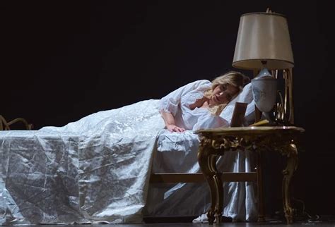 La Traviata In Scena Al Politeama Lopera Di Verdi Napoli A Teatro