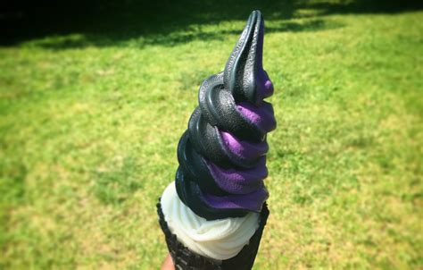 Ihalo Krunch: charcoal ice cream in Toronto – Bite Sip Savour : Bite ...