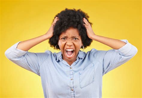 Retrato De Cara Loca Y Mujer Negra Gritando Y Gritando De Crisis De