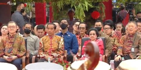 Saat Jokowi Duduk Bersebelahan Dengan Megawati Di Perayaan Imlek