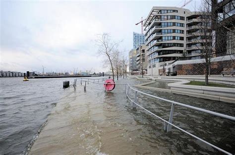 89870936 Das Hochwasser Tritt über Die Ufer In Der Hafencity Beim